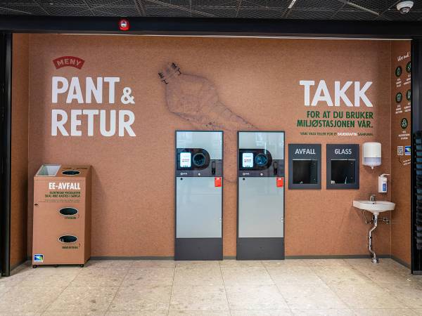 Miljøvennlig butikk med resirkuleringsstasjoner for klær, glass og elektronikk, samt en liten vask for brukte klær.