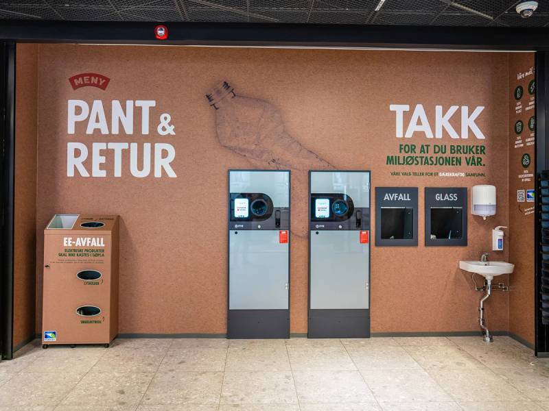 Miljøvennlig butikk med resirkuleringsstasjoner for klær, glass og elektronikk, samt en liten vask for brukte klær.