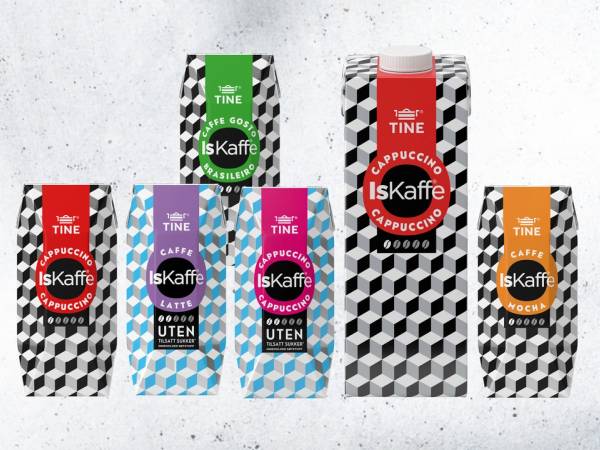 En rekke ulike IsKaffe-kort med forskjellige farger og design, plassert på en overflate.