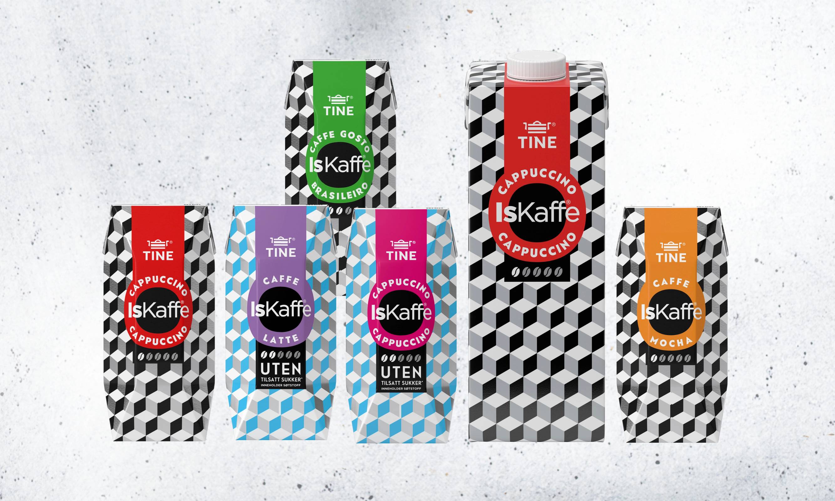 En rekke ulike IsKaffe-kort med forskjellige farger og design, plassert på en overflate.