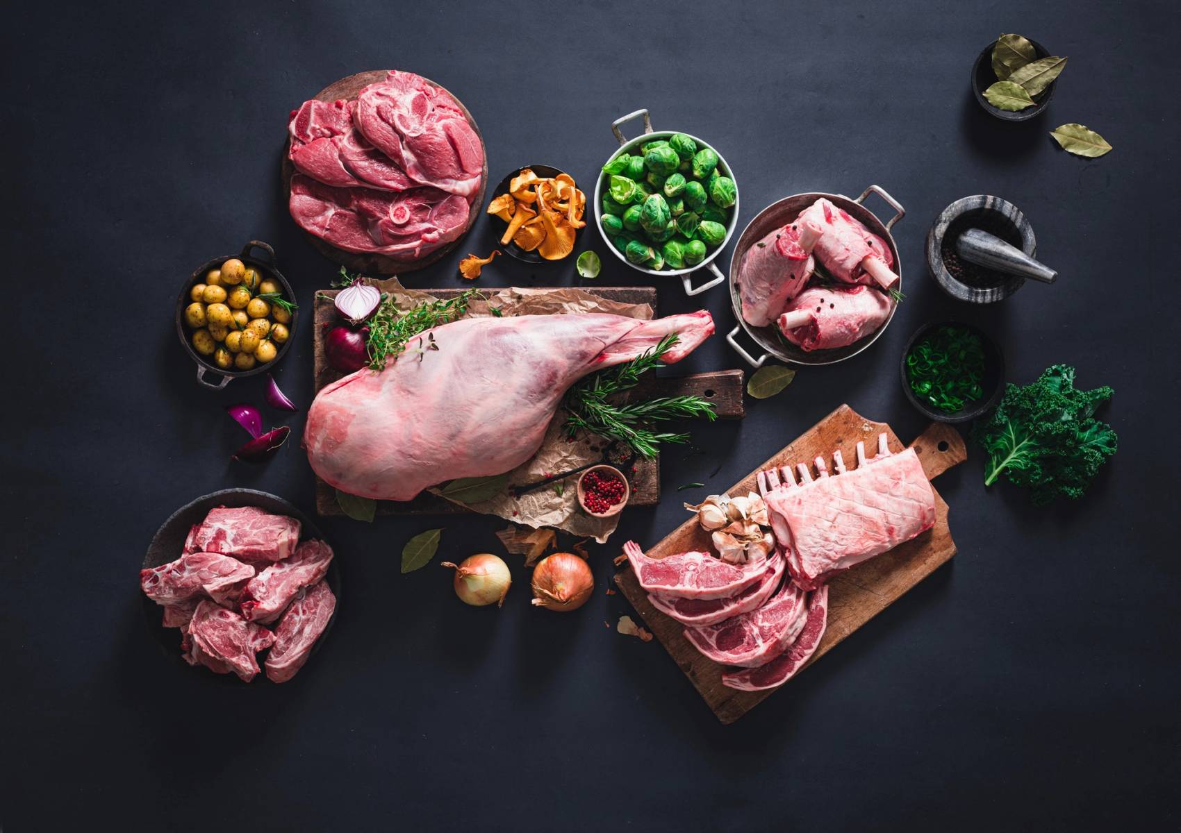 Helt lammelår, koteletter og andre stykningsdeler av lam med grønnsaker og krydder.