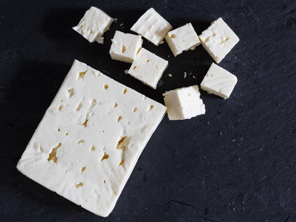 Fetaost i terninger på en svart overflate