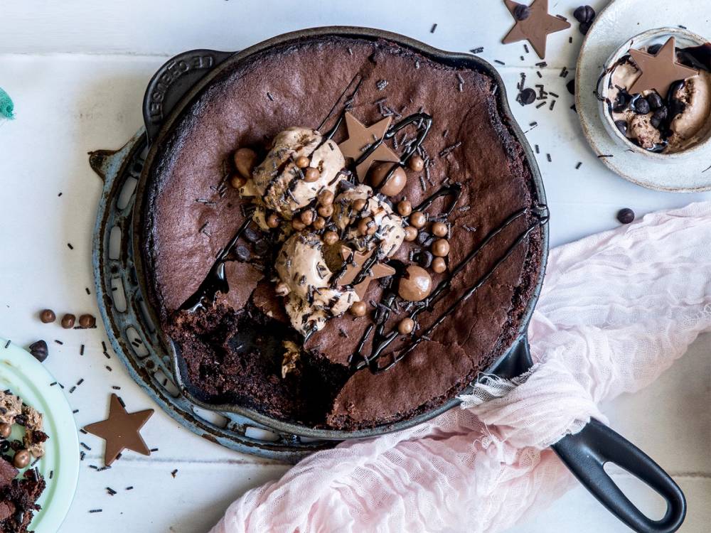 En sjokoladekake med sjokoladebombe og dryss av sjokoladebiter på toppen.