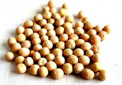 Kuler av soyaprotein eller snacks som kan være fra Holmen Crisp, lagt på en hvit overflate.