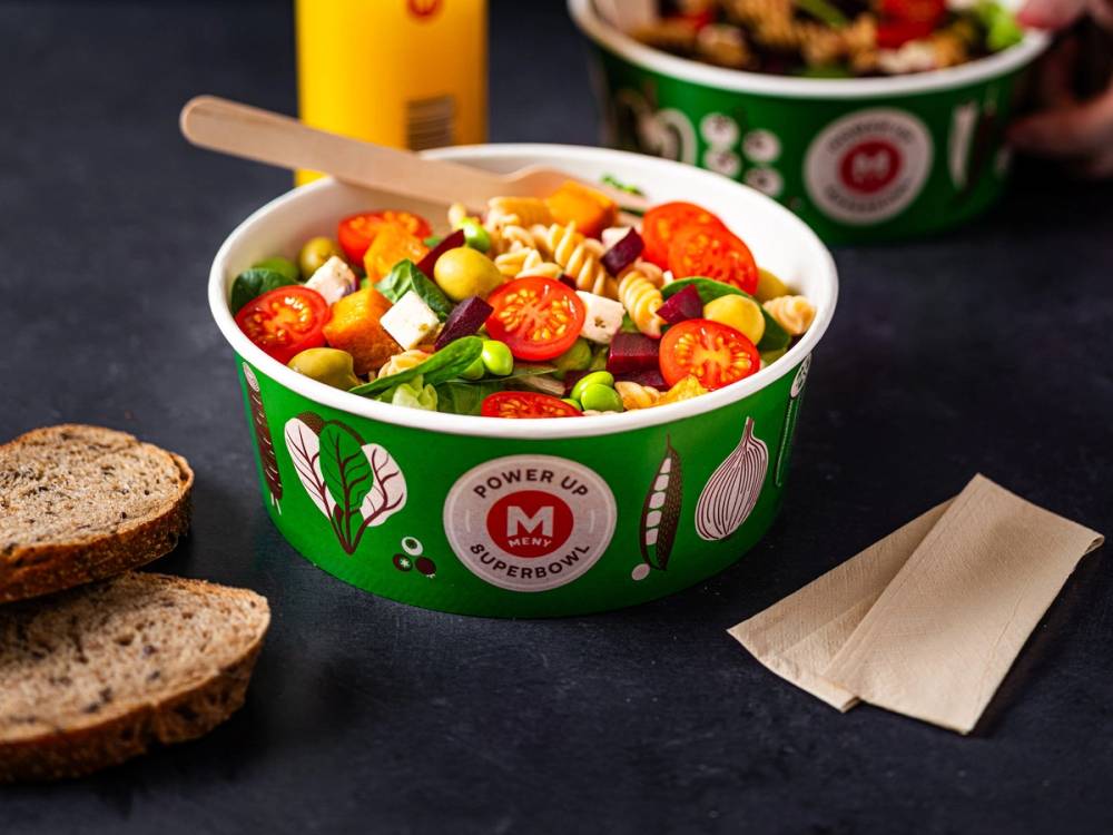 Beger med en salatmiks fra MENYs salatbar.