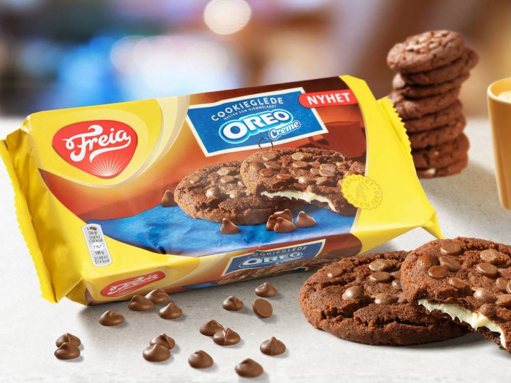 En pakke med Oreo-kjeks fra Freia, med noen kjeks og smuler rundt på et bord.