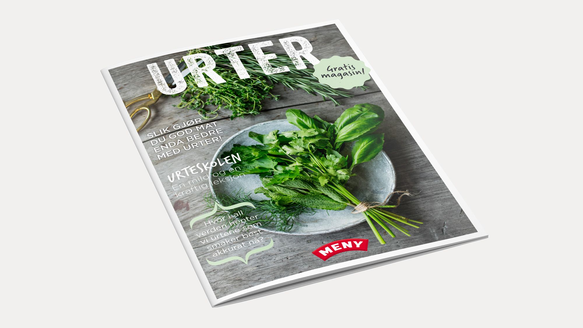 En magasinmockup med bilder av urter på forsiden, inkludert basilikum og andre grønne urter, på en hvit bakgrunn.