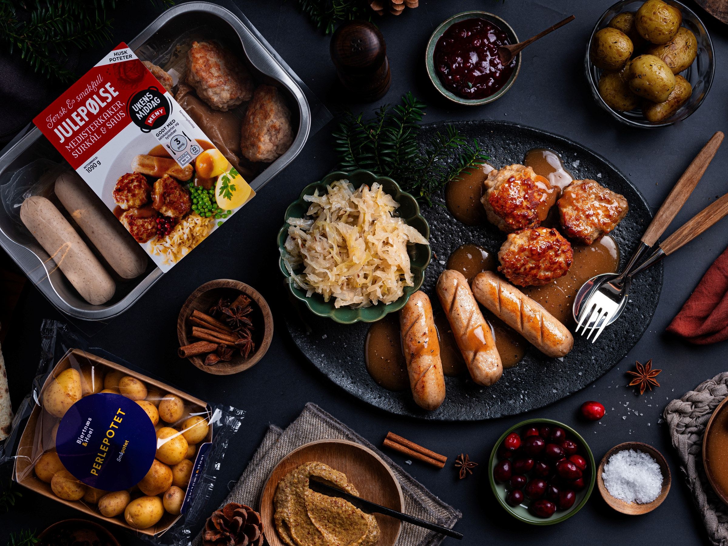 Julepølse med potetsalat og julemat på et dekket bord