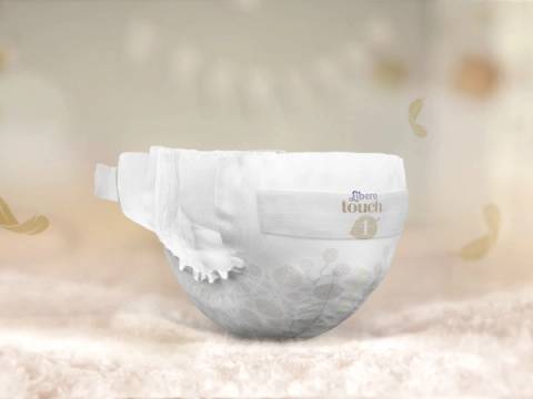 En bleie liggende på en overflate med en bakgrunn som er litt uskarp.