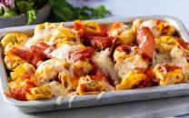 Pastagrateng med pølser i en ildfast form, ser ut til å være ukens middag.