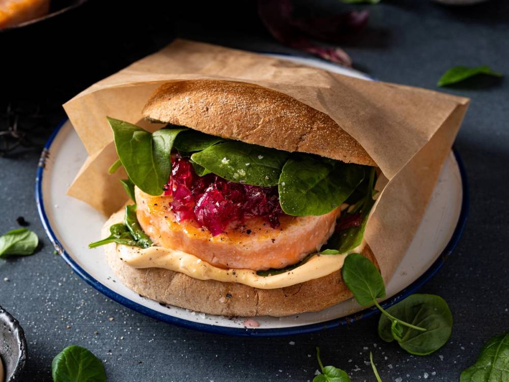 Lakseburger med syltet rødløk