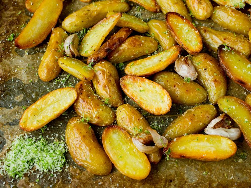 Oppblåste mandelpoteter med sprø skorpe og litt hvitløk, stekt i panne.