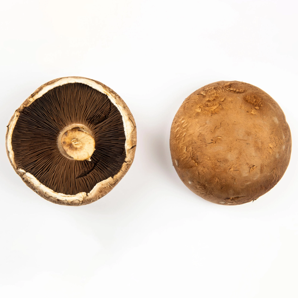 To portobelloboller, en med skallet og en med skåret opp for å vise innsiden