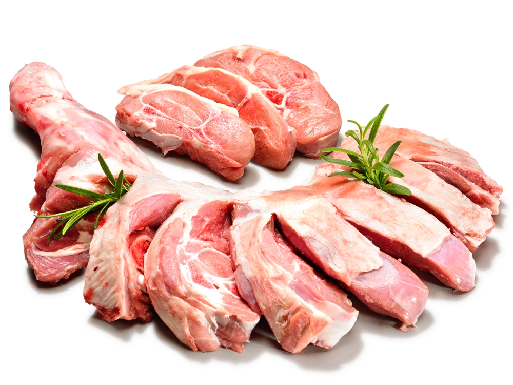 Lammebog skåret i biter med noen urter som pynt, på en hvit bakgrunn.