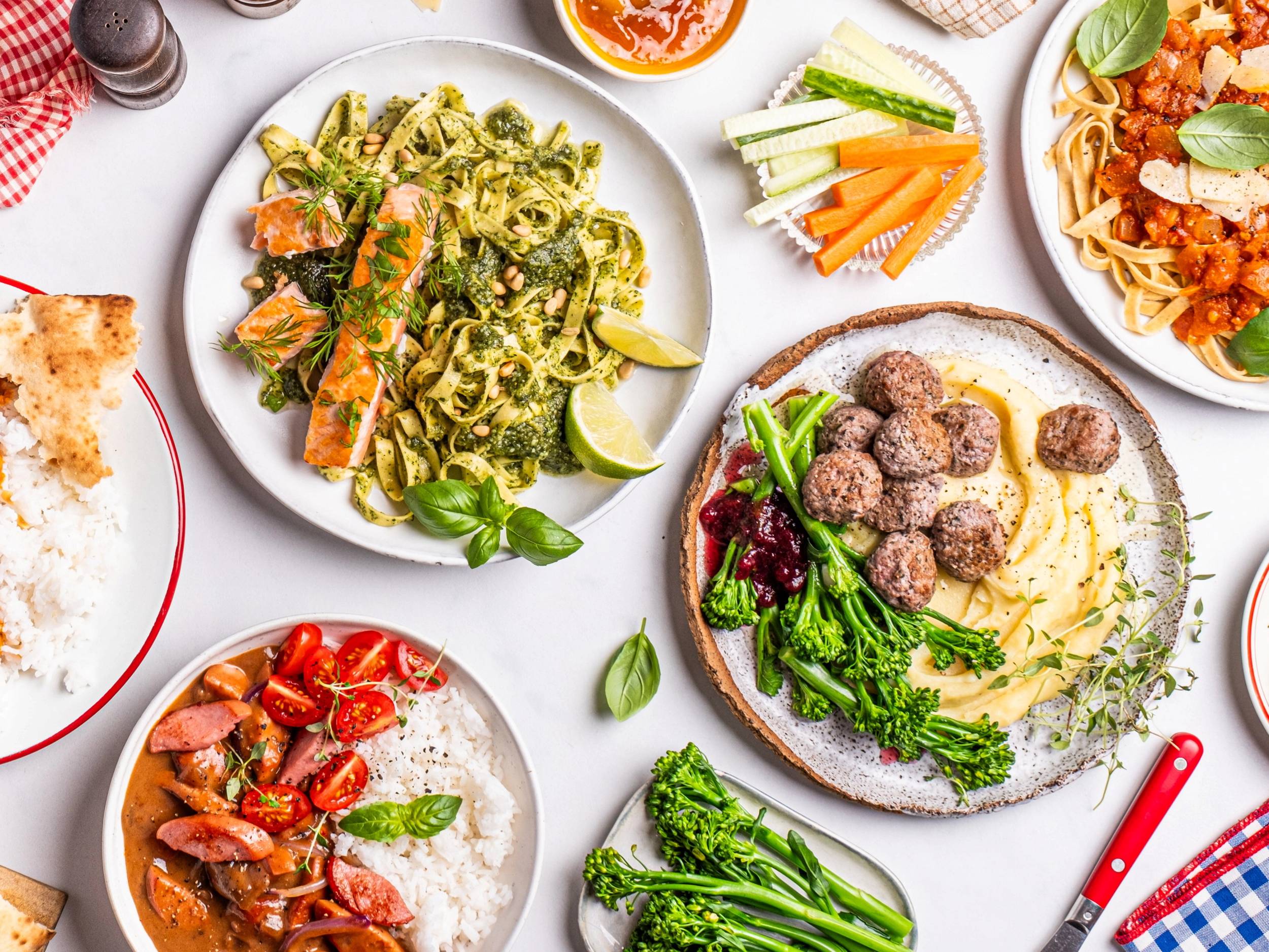 Ulike retter til ukens middag, inkludert pasta med kjøttboller, salat med grønnsaker, og en grønnsaksrett med brokkoli og gulrøtter.