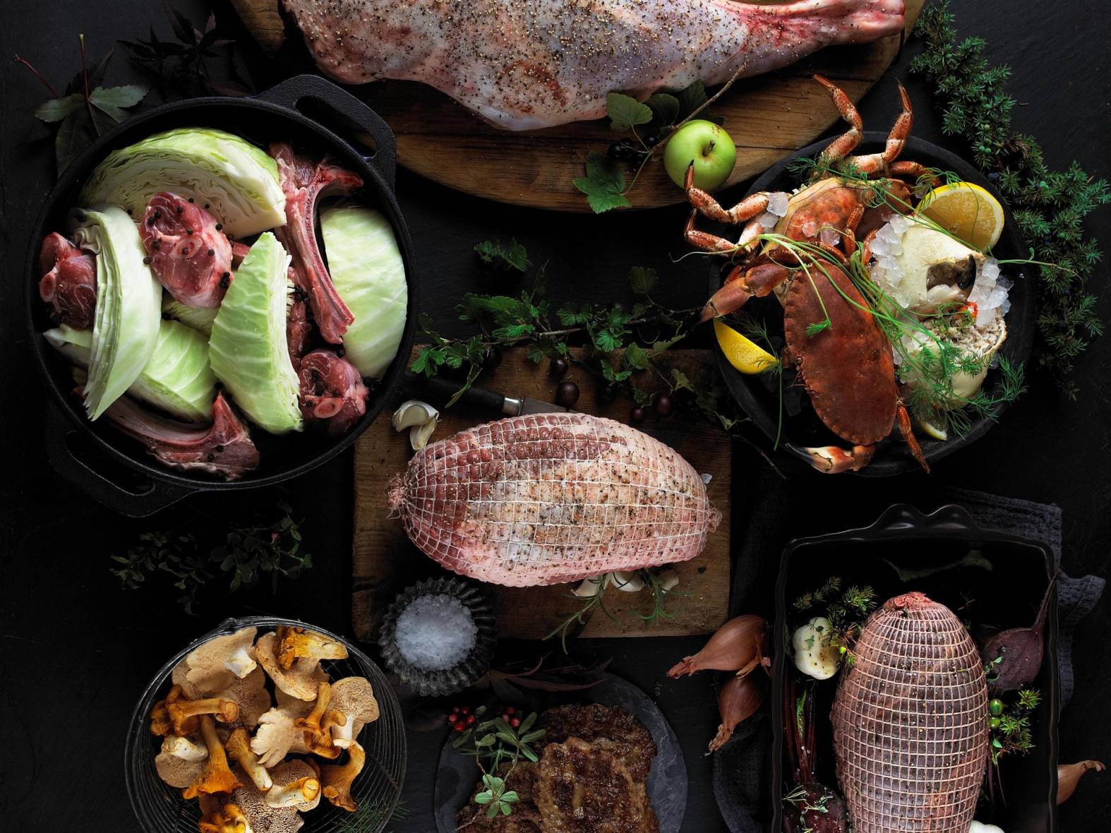 Et utvalg av høstmat, inkludert grønnsaker, sopp og skalldyr, presentert på en mørk bakgrunn.