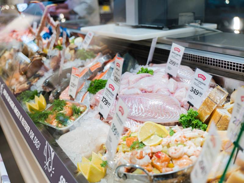 Fersk sjømat og fiskepålegg i en fiskebutikk i Oslo City Meny.