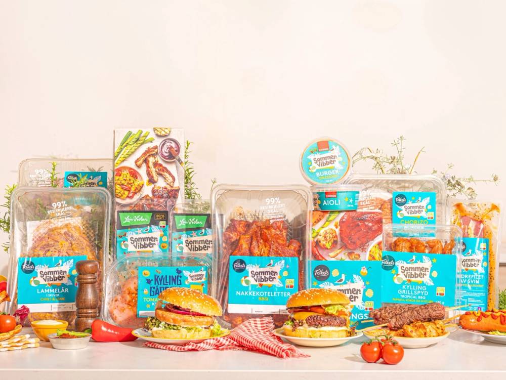 Et utvalg av ferdigmat og snacks, inkludert burgere, pølser og ferdigretter, på en hvit overflate med en lys bakgrunn.