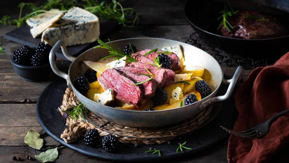 Ovnsbakt reinsdyrfilet med Selbu Blå og pære