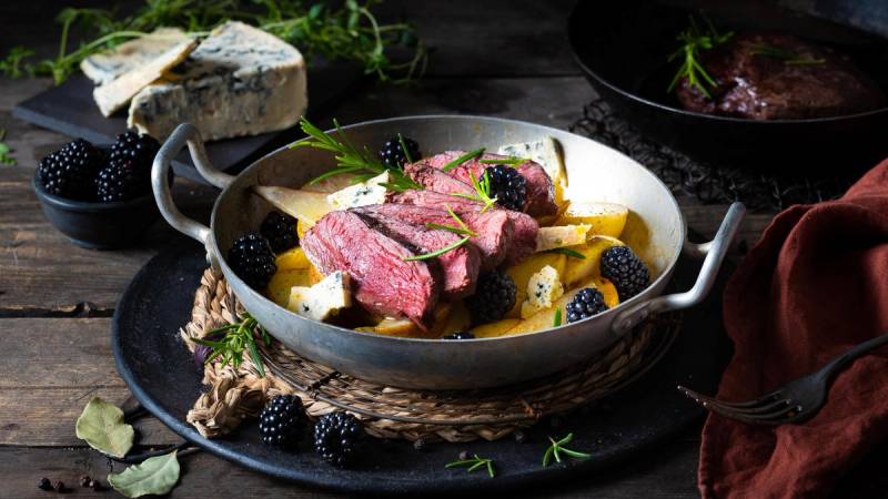 Ovnsbakt reinsdyrfilet med Selbu Blå og pære