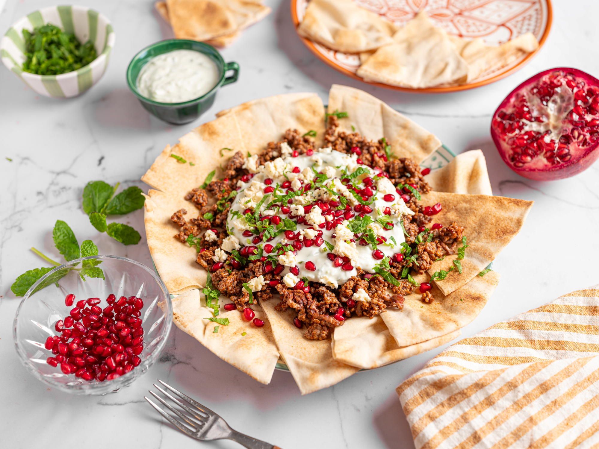 Liba brød med lam, granateple og tzatziki