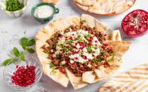 Liba brød med lam, granateple og tzatziki