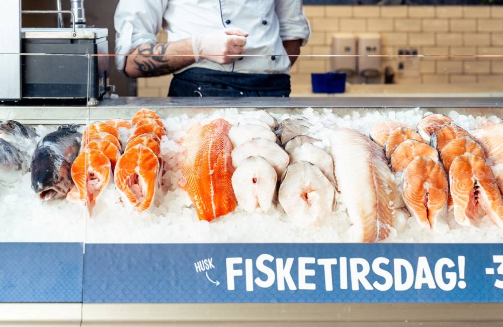 Fiskekjøtt og fiskestykker på en iskald disk i en fiskebutikk.