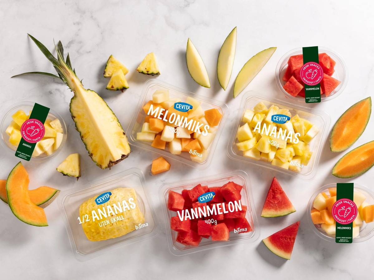 Frosne frukt- og juiceprodukter med smaker som ananas, vannmelon, melon og mango, pakket i små plastkopper og noen fruktbiter på et hvitt underlag.