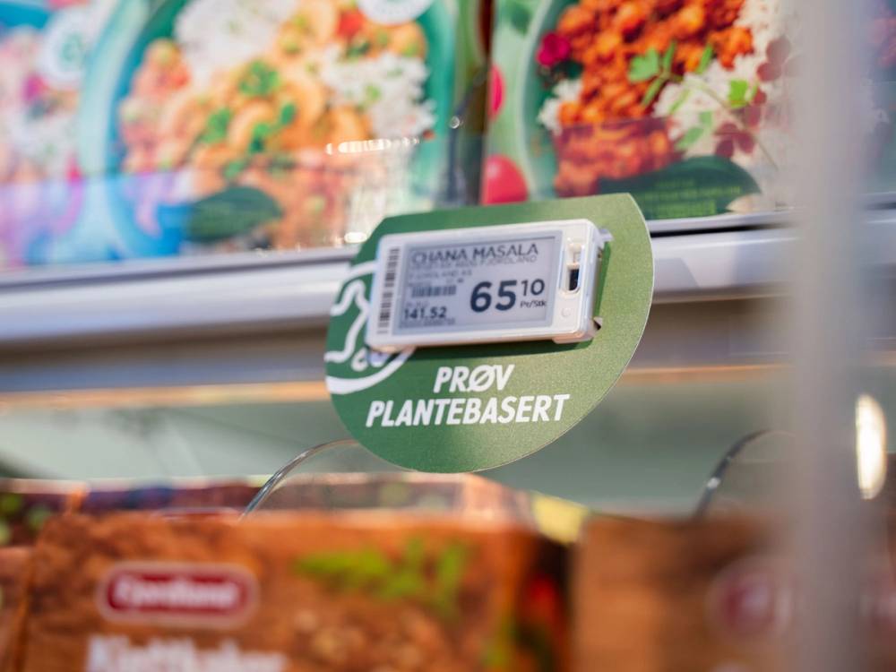En plantebasert kjøttvare med en prisetikett på en butikkhylle.