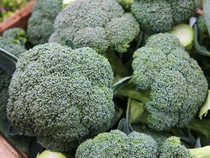 Brokkoli i en haug, klar til å bli brukt i matlaging.