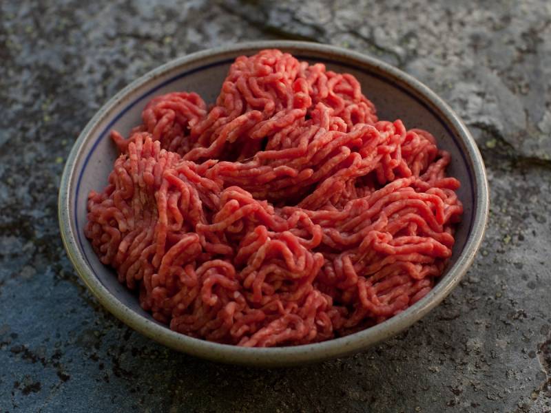 Bilde av rått kjøttdeig i en skål, som viser den typiske teksturen og fargen på kjøttdeigen.