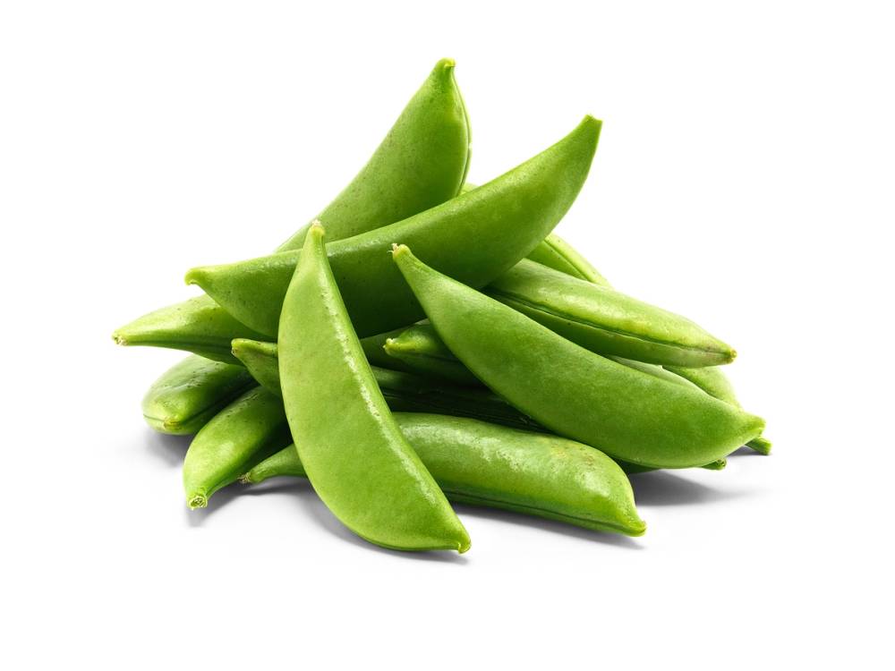 Friske sukkererter med skallet på, stablet i en liten haug.