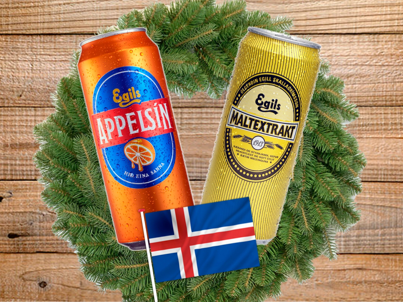 To Egils-brusflasker, en med eple- og en med malt-variant, ligger på et juletrekrans med et lite norsk flagg foran.