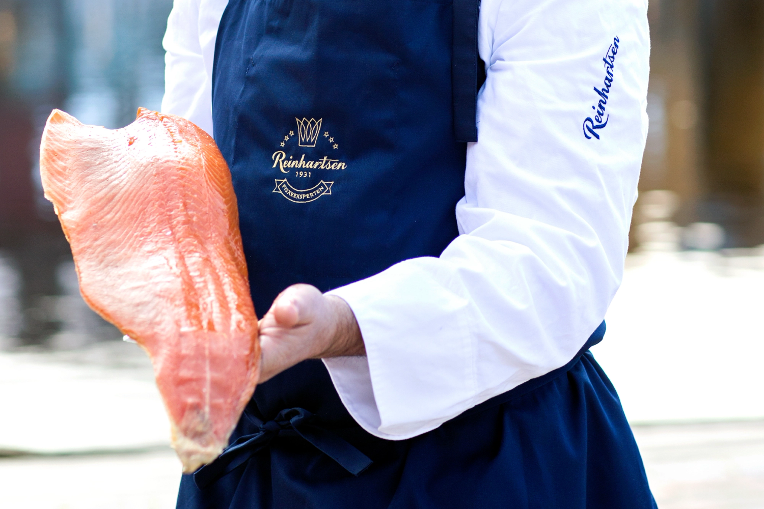 Reidar viser fram en nyrøkt lakseside