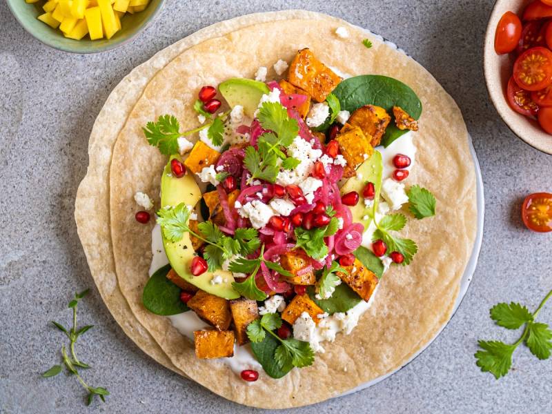 Vegetar taco med søtpotet, avokado, granateple, koriander og fetaost på en tortilla