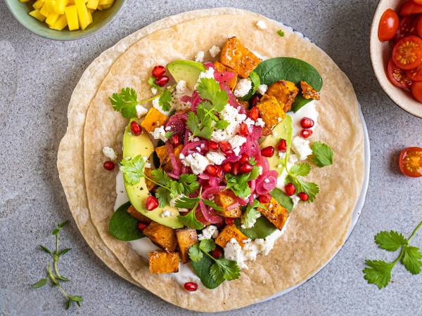 Vegetar taco med søtpotet, avokado, granateple, koriander og fetaost på en tortilla
