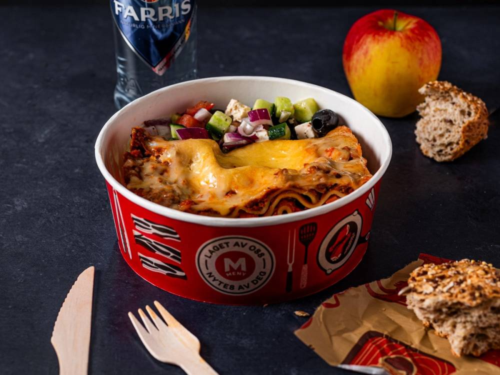 Beger med MENYs VÅR EGEN lasagne og gresk salat.