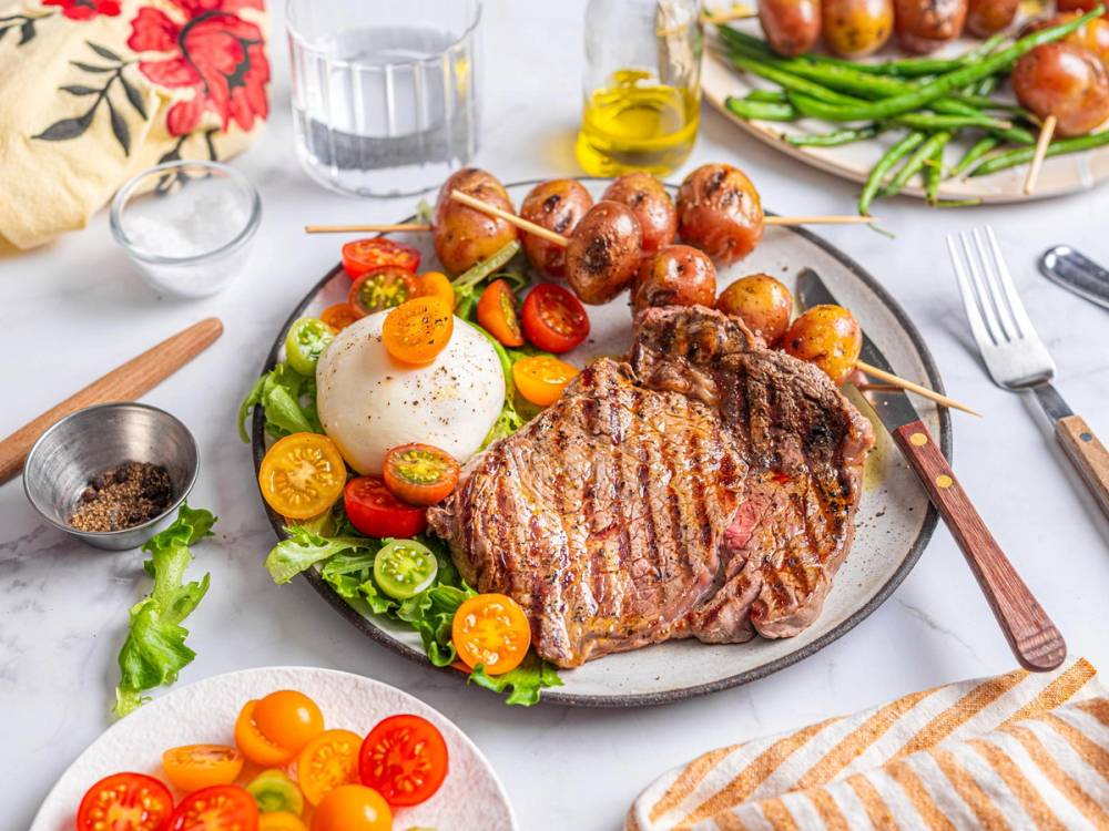 Grillet entrecôte med poteter og tomatsalat