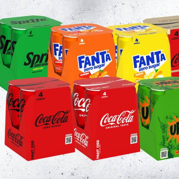 En samling ulike brusbokser og -flasker med merker som Coca-Cola, Fanta, Sprite og Urge, plassert på et hvitt underlag.