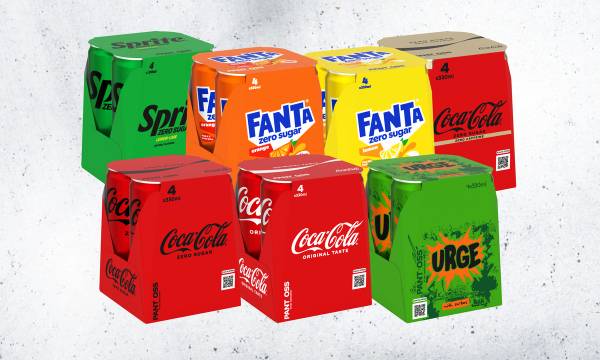 En samling ulike brusbokser og -flasker med merker som Coca-Cola, Fanta, Sprite og Urge, plassert på et hvitt underlag.