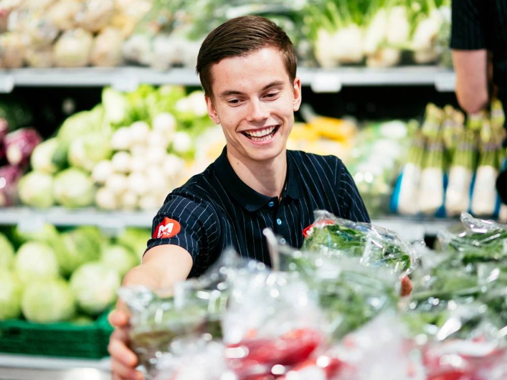 MENY-ansatt fyller varer i frukt- og grøntavdelingen.