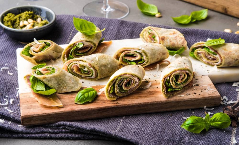 Små lefseruller servert på fjøl