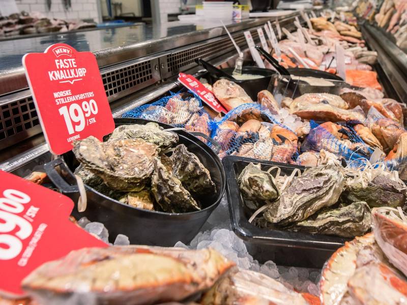 Norske stillehavsøsters i en disk på en matbutikk, med en prisetikett som viser 19,90 kroner per kilo.