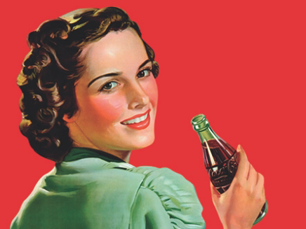 Person holder en flaske Coca-Cola mot en rød bakgrunn, med ansiktet utelatt eller uskarpt.