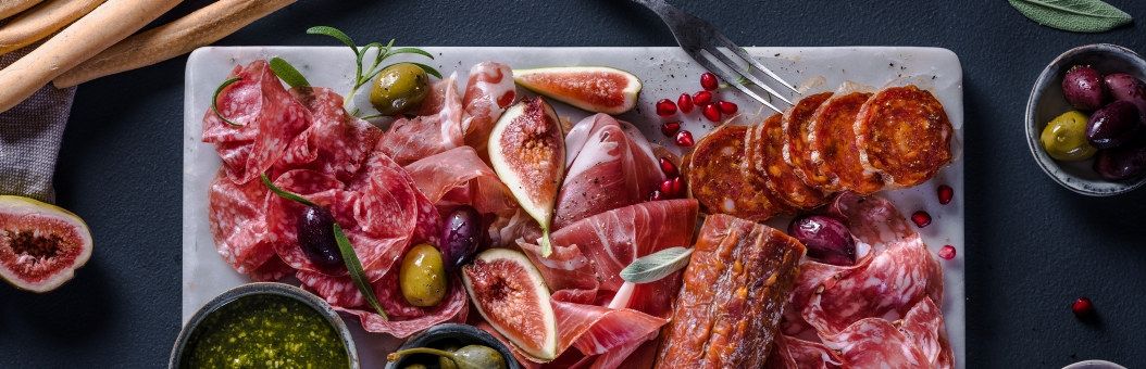 Et fat med spekemat, ost, grønnsaker og brød, klar for helgekos.