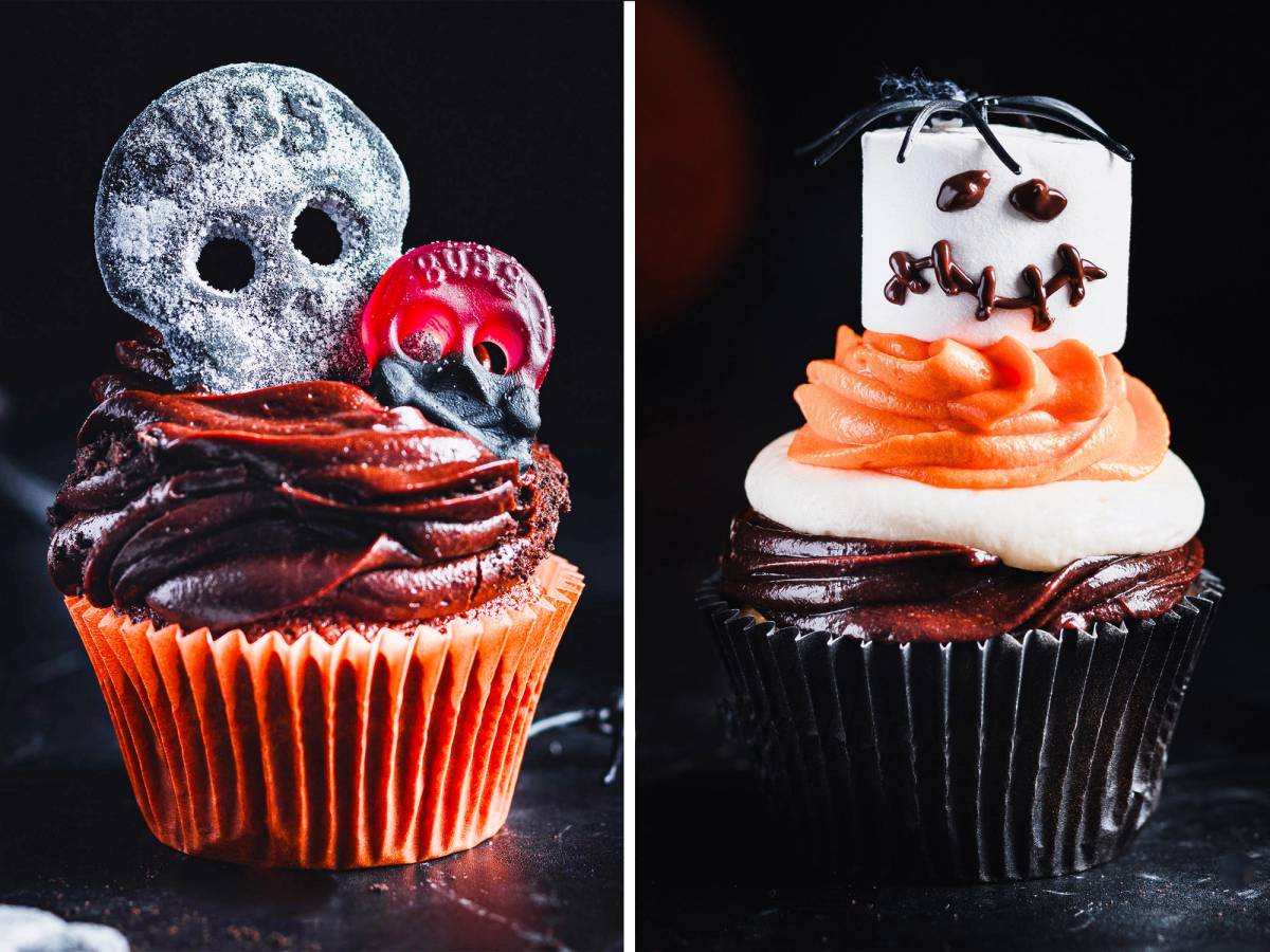 To muffins med halloween-tema, en med sjokoladetrekk og en med hvit glasur og dekorasjoner.