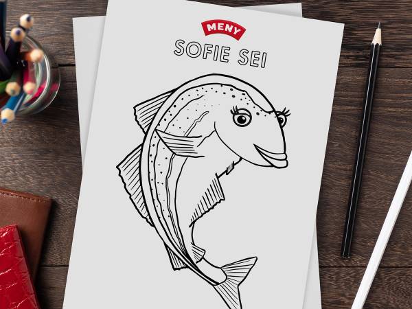 En svart-hvitt tegning av en fisk med navn Sofie Sei, med en penn og et annet skriveverktøy ved siden av på et skrivebord.