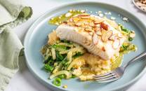 Kveitefilet servert med potetstappe og grønnsaker på en blå tallerken