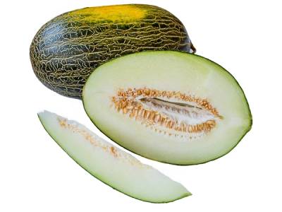 En hel og en skåret piel-de-sapo-melon med grønt kjøtt og frø, på en hvit bakgrunn.