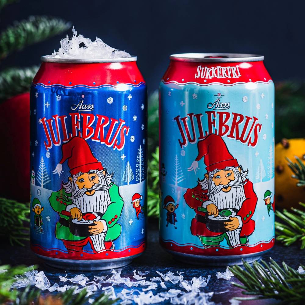 To bokser julebrus med julemotiver og nisselignende figurer, plassert blant julegrener og snøkrystaller.